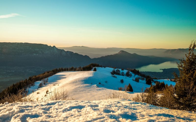 snowy mountain during daytime